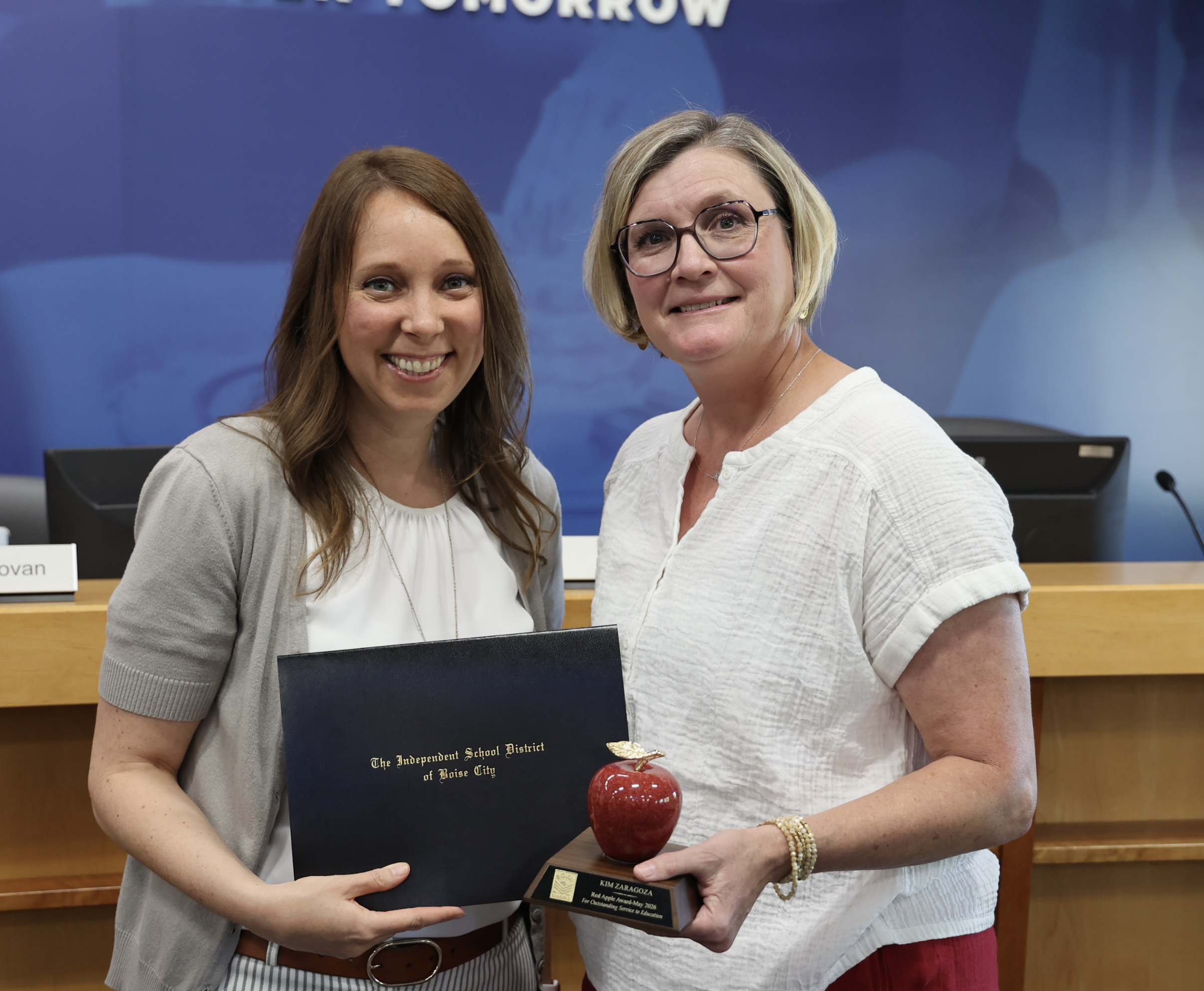 Kim Zaragoza receives Red Apple Award from Trustee Krista Hasler. 